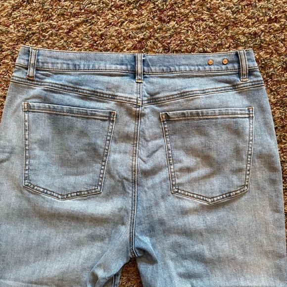 Cabi Palm Beach Crop Jeans Light Wash Size 14 - Picture 8 of 10